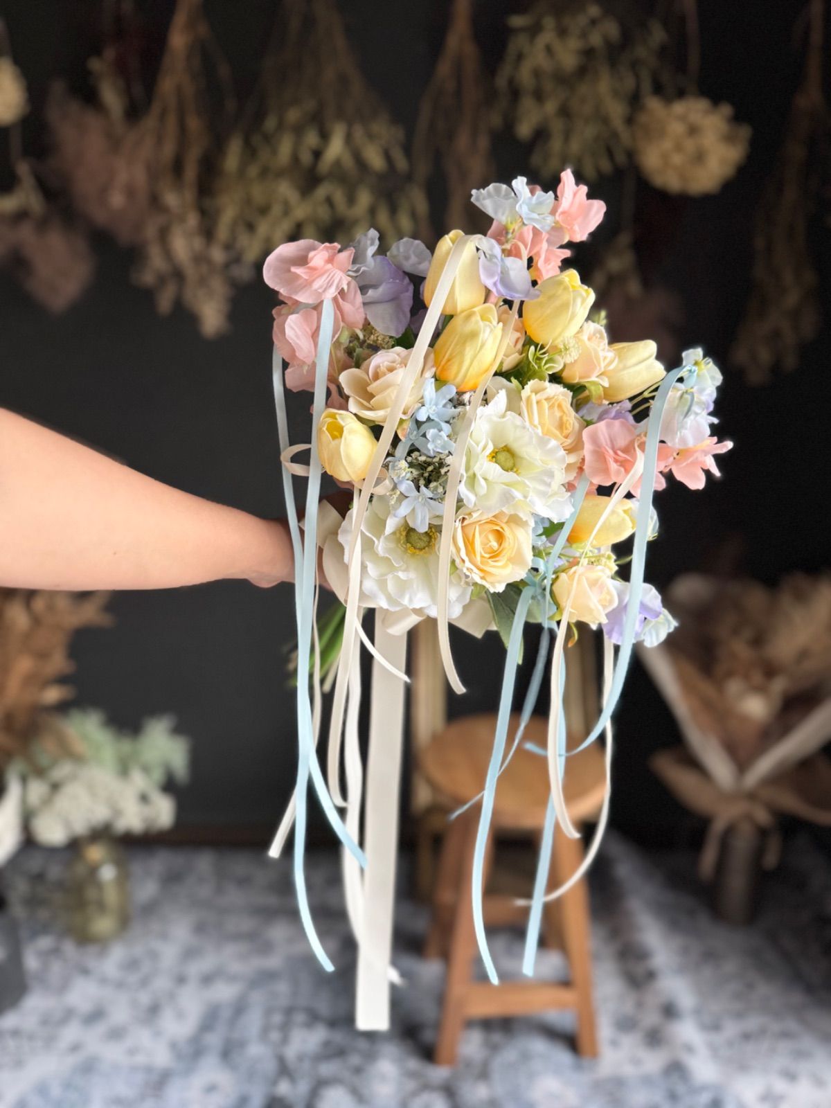 白アネモネ×サーモンピンク×水色クラッチブーケ