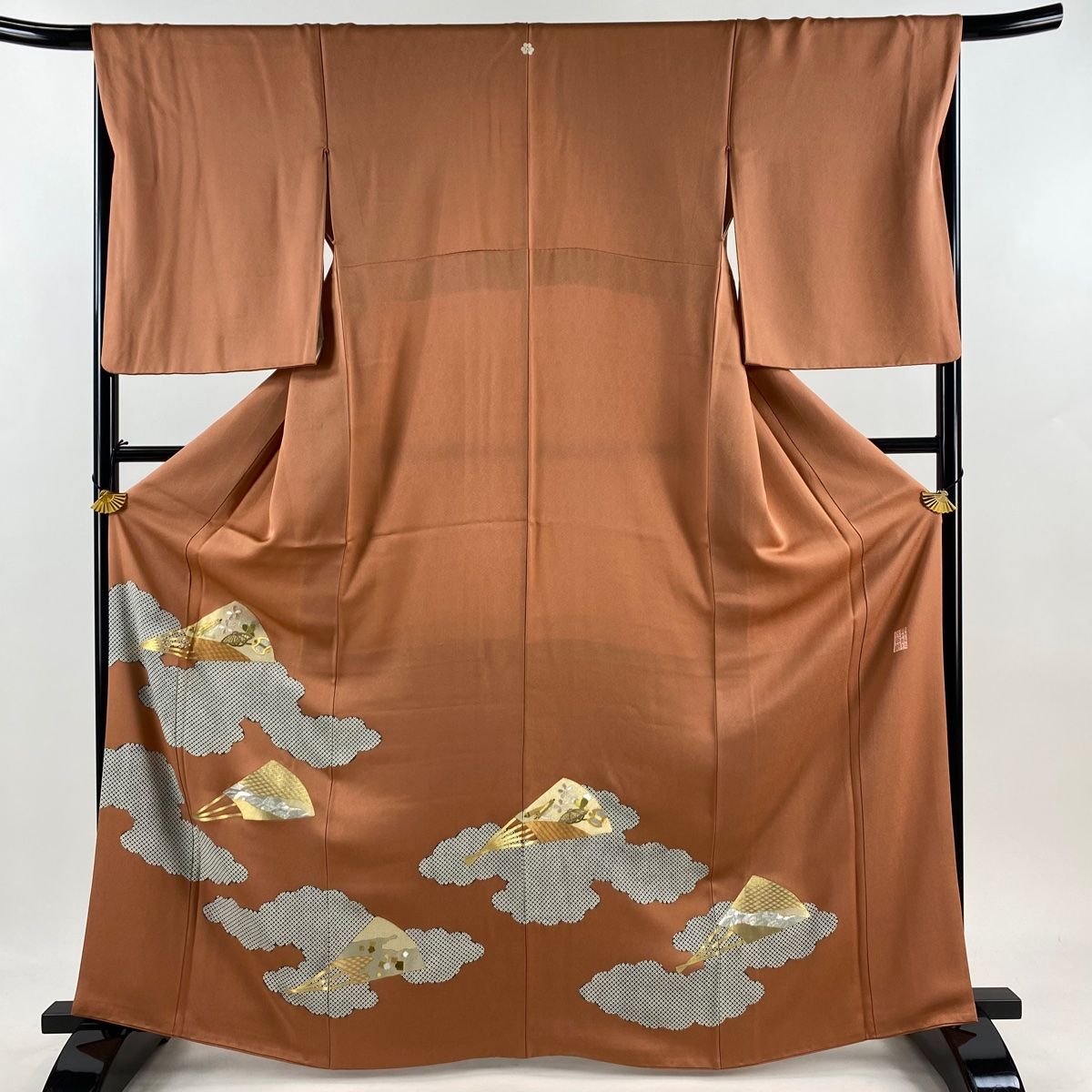 色留袖 身丈164.5cm 裄丈67.5cm L 袷 佐賀錦 落款 扇 雲文 箔 金銀糸 ピンクベージュ 正絹 秀品 一つ紋