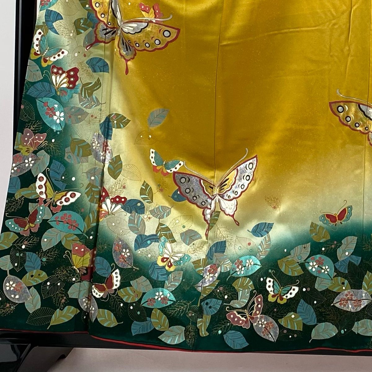 振袖 身丈159.5cm 裄丈64cm M 袷 蝶 葉柄 金銀彩 染め分け 山吹色 正絹 秀品
