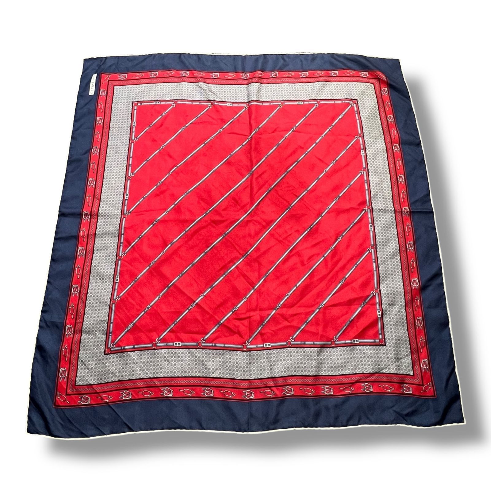 美品✨CELINE セリーヌ　馬車柄 大判シルクスカーフ ネイビー×レッド CELINE 大判スカーフ ネイビー レッド 美品✨CELINE セリーヌ シルク感