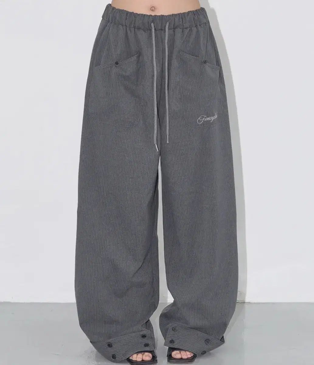 ファンシークラブ クラシック ボタン バンディング スラックス チャコール 販売しています