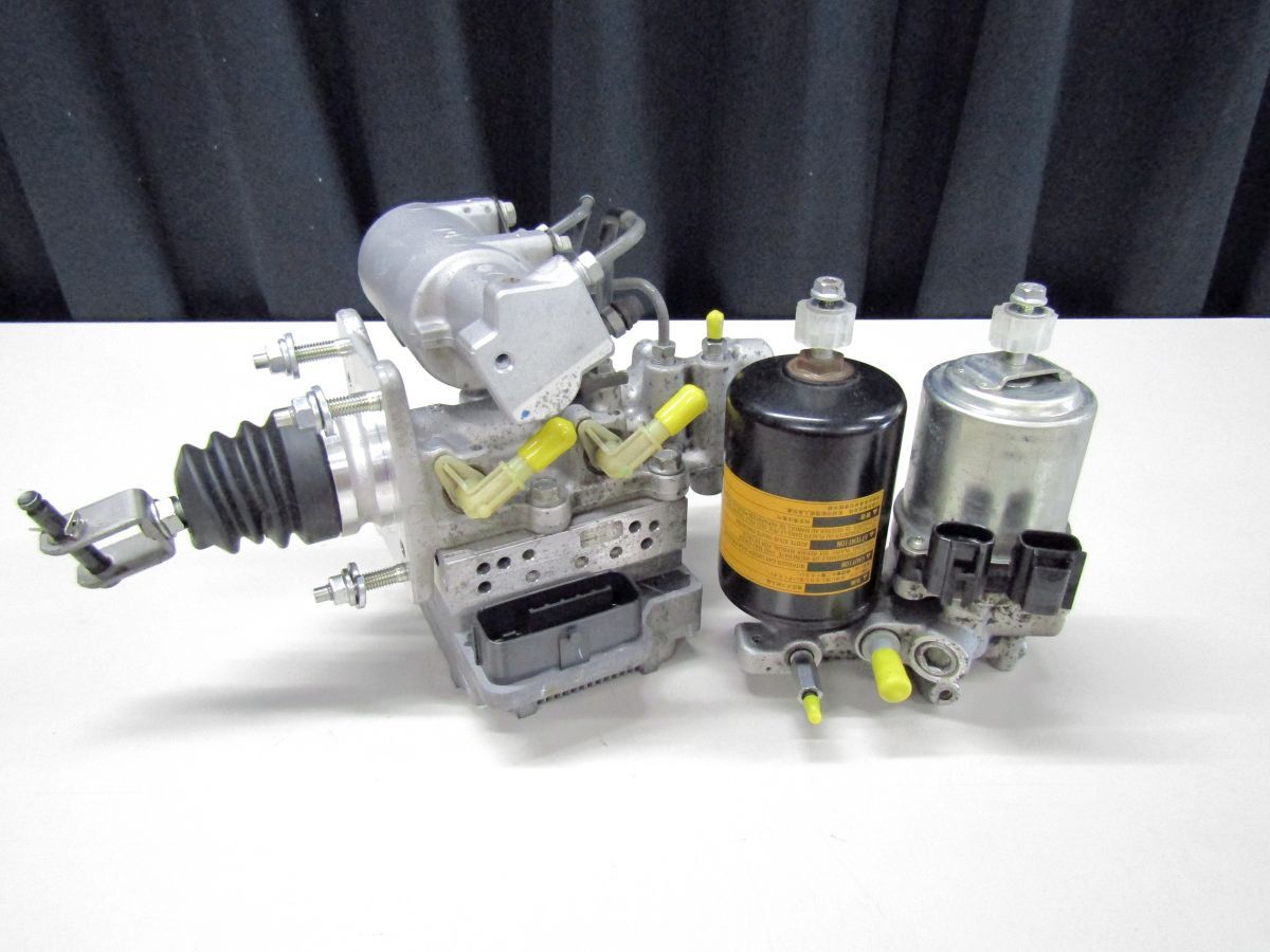 トヨタ　ZVW30(30系プリウス) ABSアクチュエーター　A トヨタ 純正 プリウス 《 ZVW30 》 ABSブレーキ