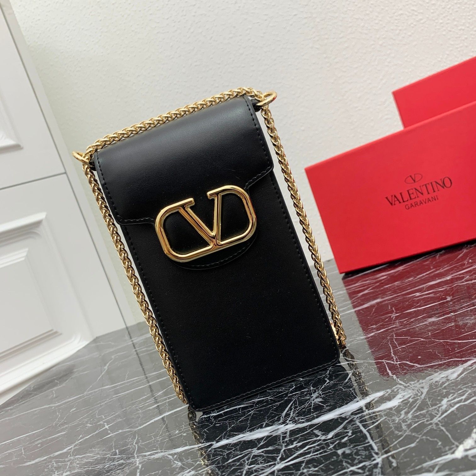 【新品未使用】ヴァレンティノ（Valentino）チェーンスマホショルダーバッグ ブラック