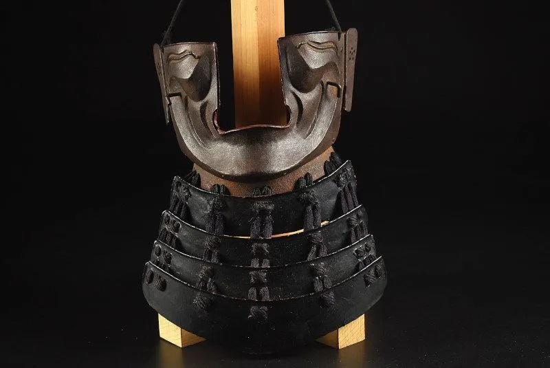 鎧兜の面頬／近代甲冑の代物。鉄製。【この部分のみとなります 美品】。 鉄