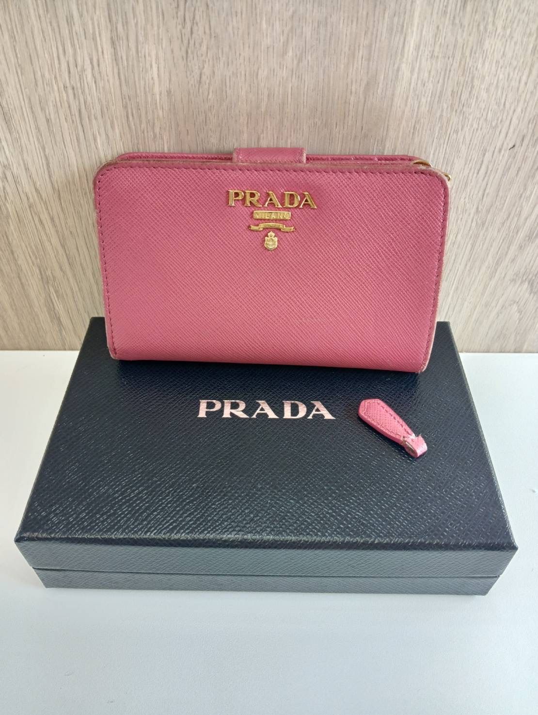 新品登場 中古品】 PRADAプラダ 二つ折り財布 ピンク ファッション小物 小物