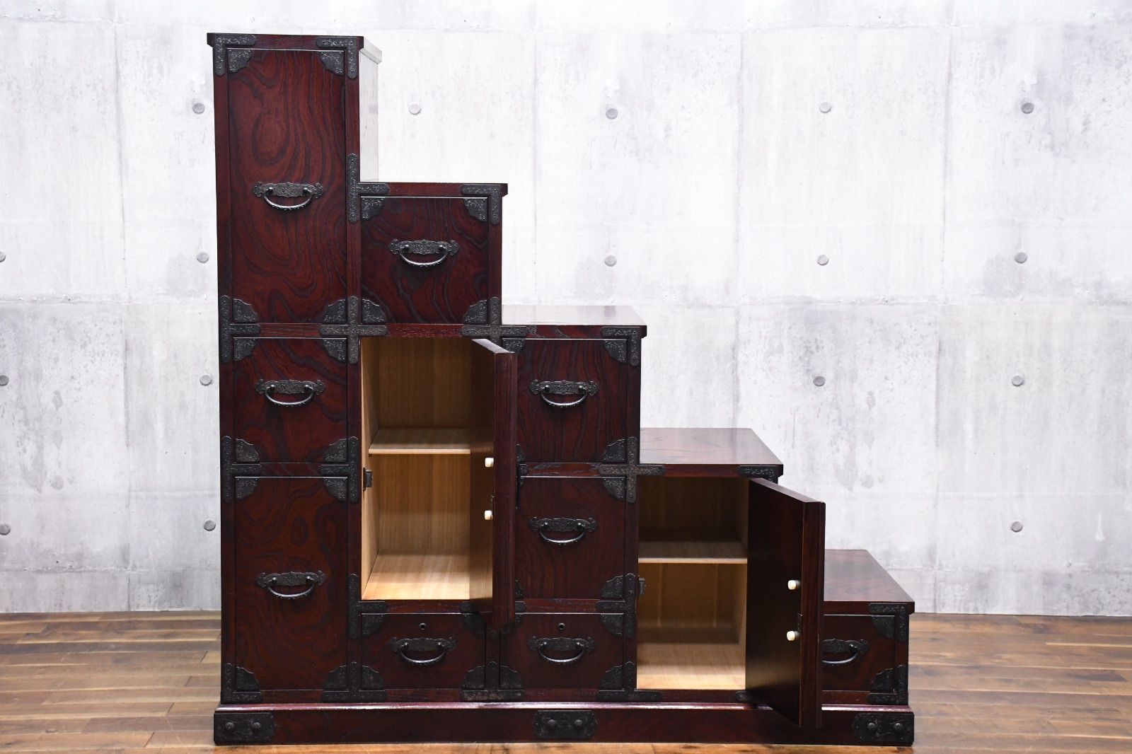 EJK28 筑後民芸家具 ケヤキ 欅 階段箪笥 5段 右下がり 装飾金具 和箪笥 時代箪笥 階段タンス 和家具 和モダン 小物入れ 飾り棚 けやき 杢目 抽斗 引き出し