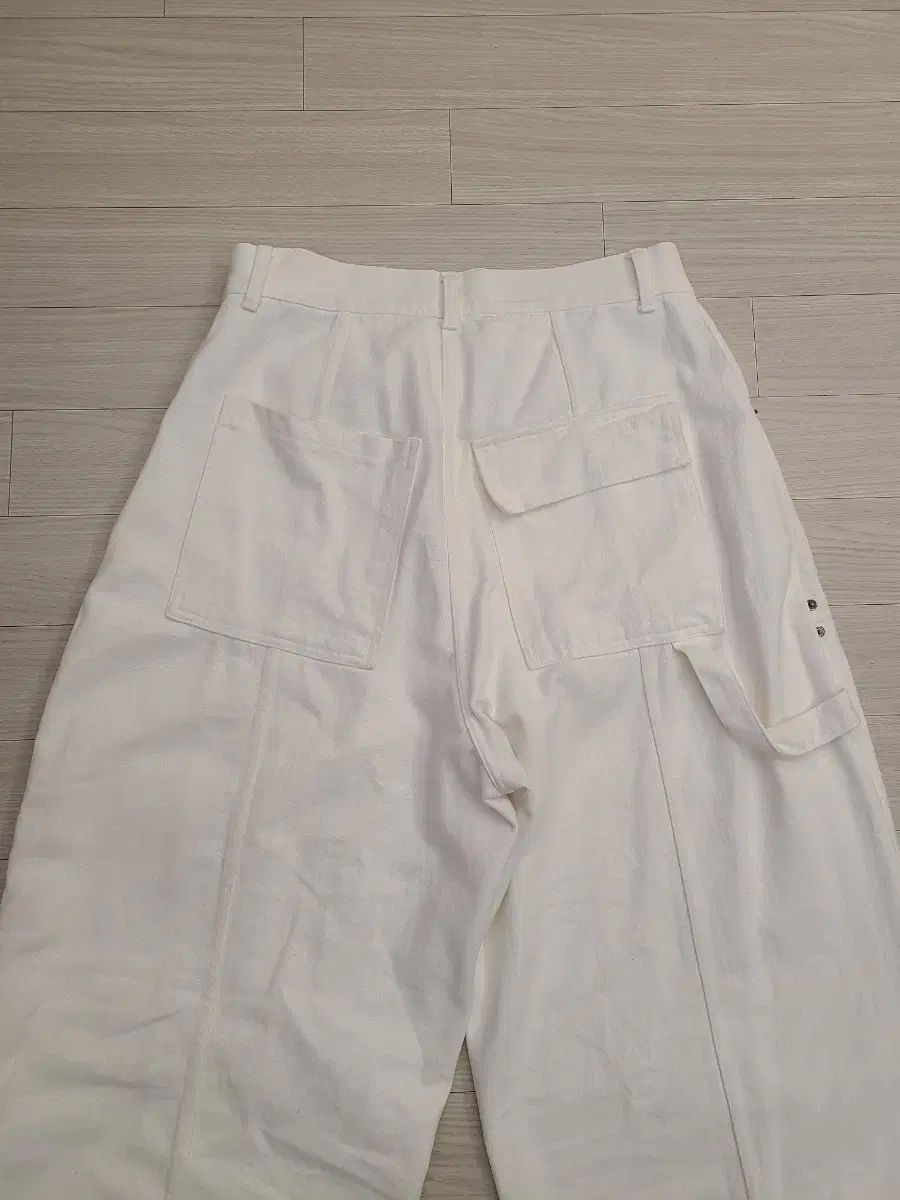 白