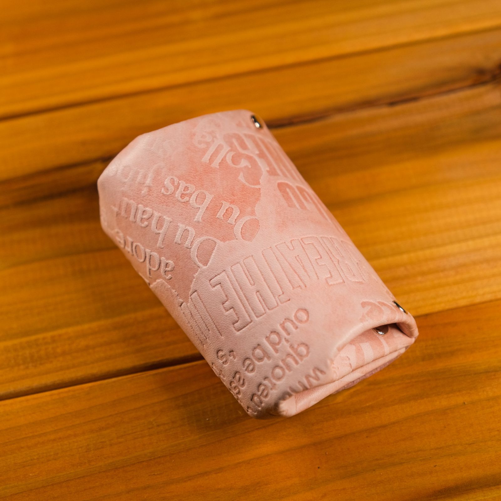 革ノ蔵】国産本革コインケース 英単語 アルファベット柄 ピンク シボ付  