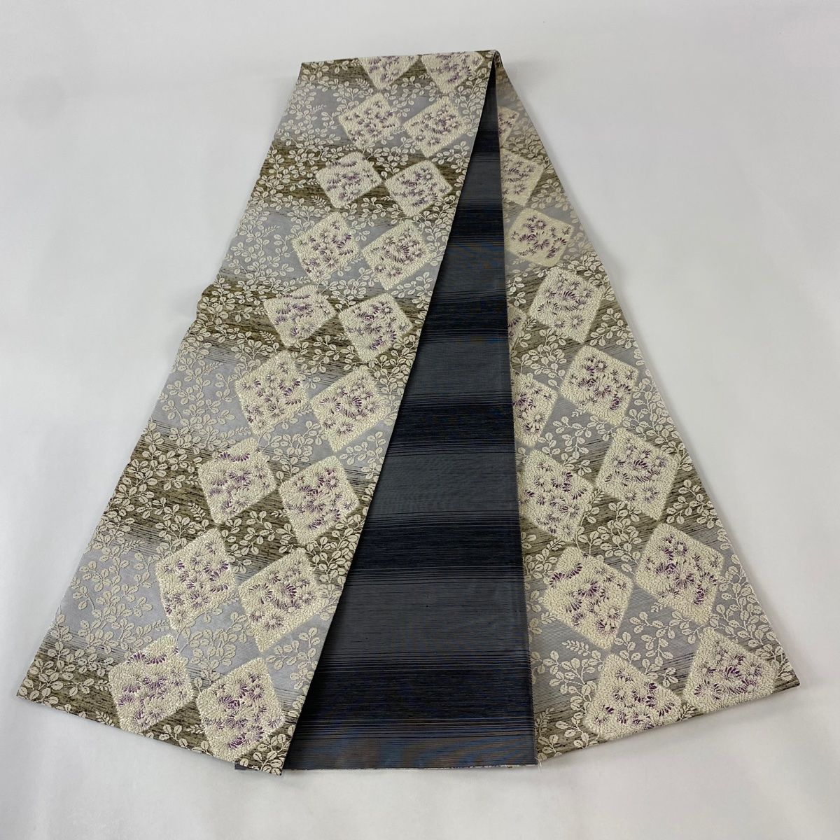 グレーと金色の袋帯 袋帯 美品 名品 菊 萩 金糸 箔 青灰色 全通 正絹 【中古