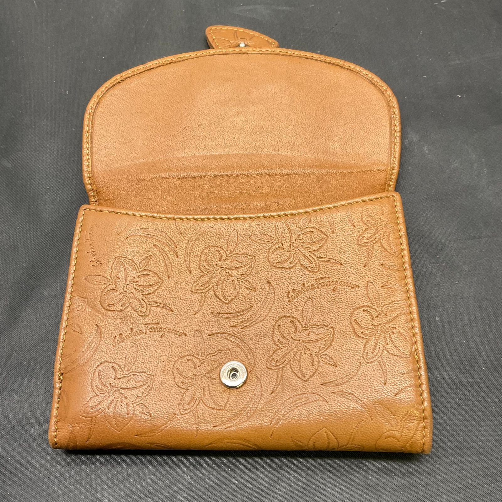 サルヴァトーレフェラガモ レザー