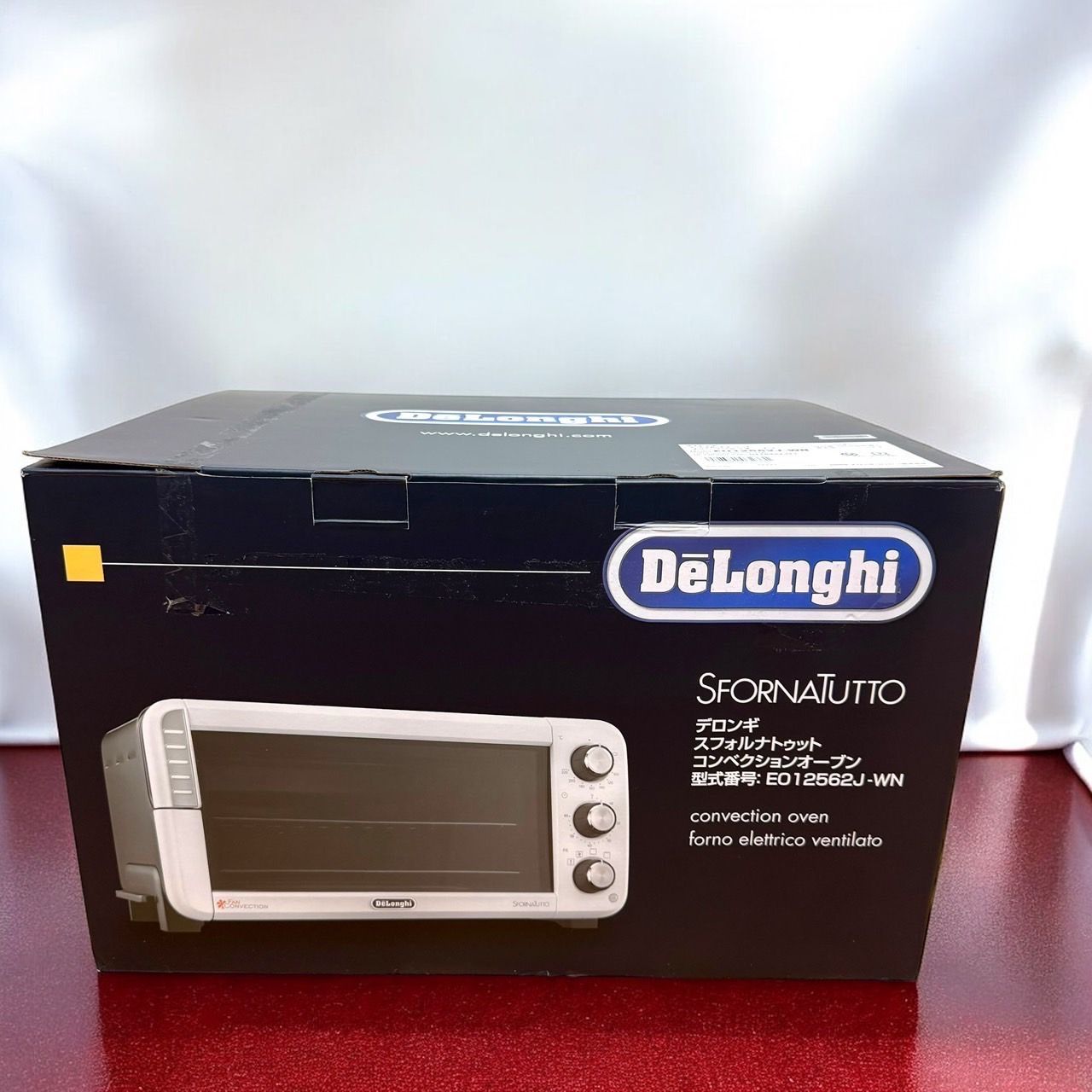 DeLonghi デロンギ EO12562J WN ホワイト×ブラック コンベクションオーブン スフォルナトゥット 焼きムラなし 時短予熱 シンプル操作 トースト4枚分 調理機能5種類 ピザストーン付属 安全設計 De Longhi WWW_KANDAIZUMI_COM