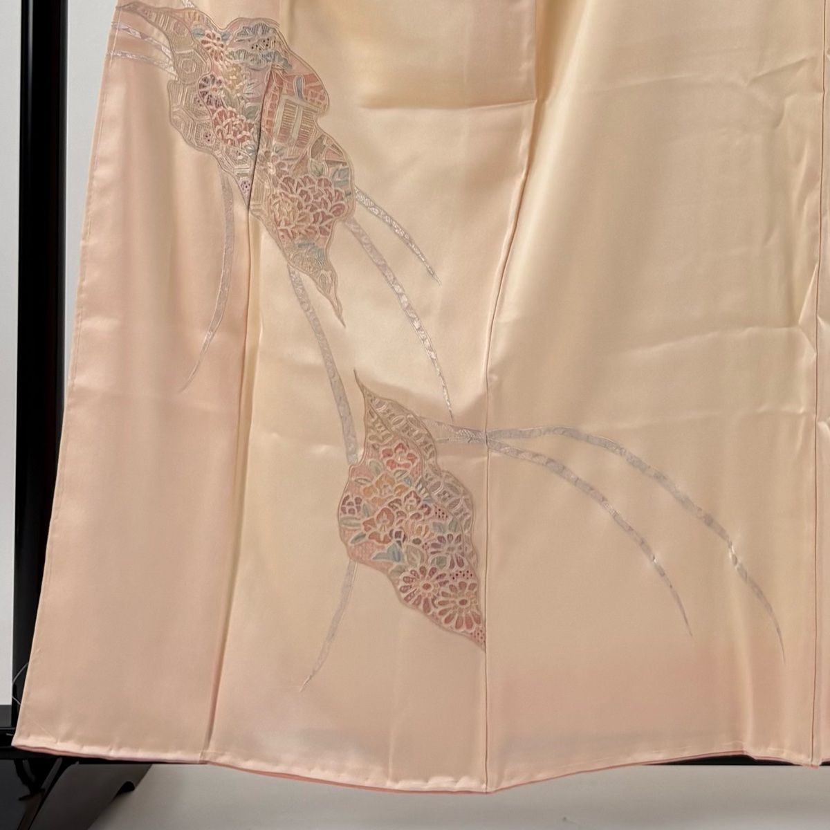付下げ 身丈160.5cm 裄丈63cm S 袷 御所車 草花 刺繍 金糸 薄ピンク 正絹 秀品