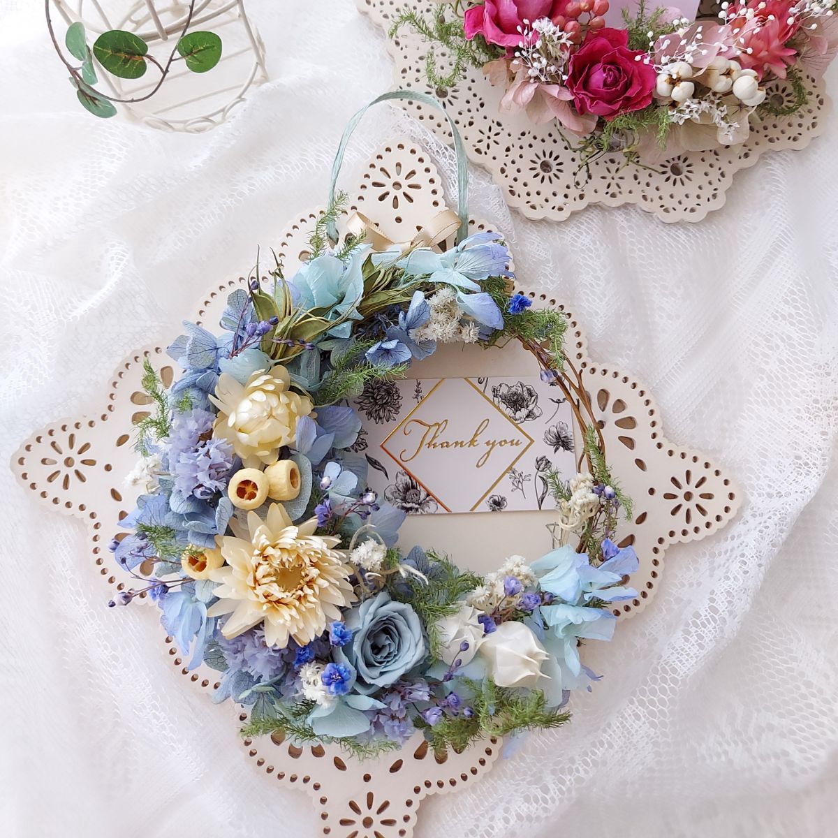 ドライフラワーホワイト＆ブルーのハーフリース、三日月リース ドライフラワーホワイト＆ブルーのハーフリース、三日月リース