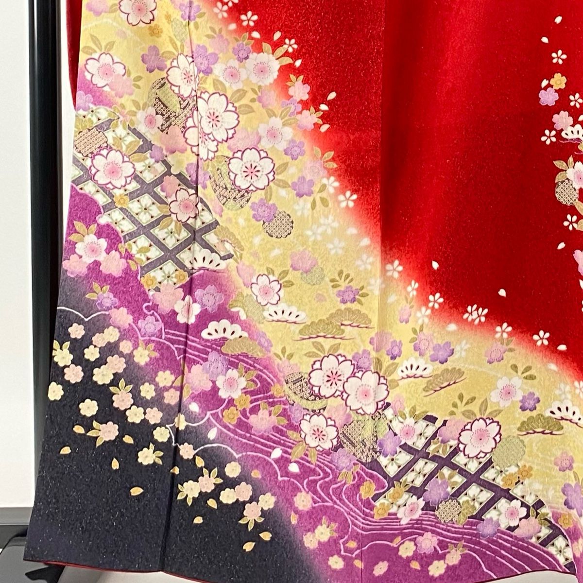 正絹振袖 豪華黒地金通し　赤白花桜散らし模様 襦袢セット Mサイズ 振袖 身丈165.5cm 裄丈68cm L 袷 桜 手毬 金通し ぼかし 赤 正絹