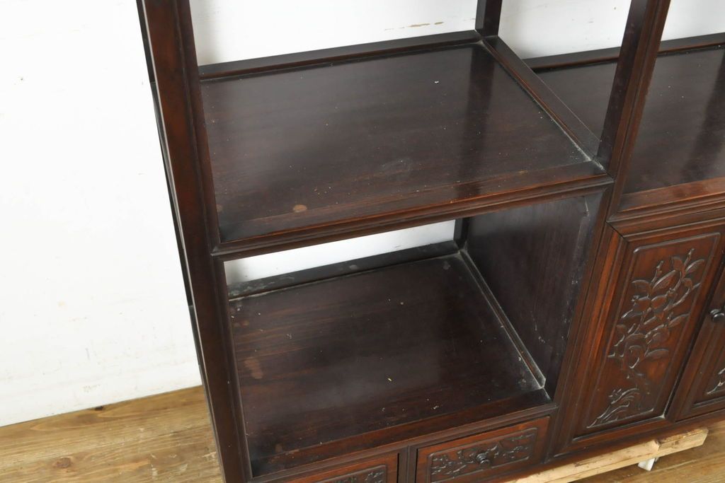 【高級材・花梨（カリン）製】 美しい彫刻が施された和風茶棚・飾り棚 ☆事前問合せ必須☆ 飾り棚 和製アンティーク 花梨 カリン材 彫刻 戸棚