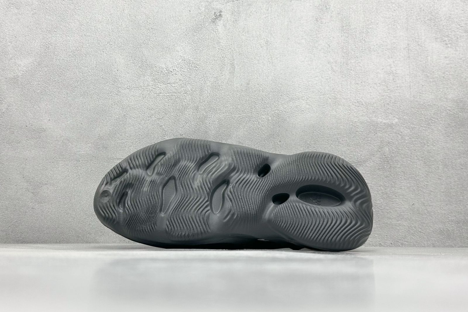 新品未使用　イージーフォームランナー　オニキス 楽天市場】adidas / アディダスYeezy Foam Runner 