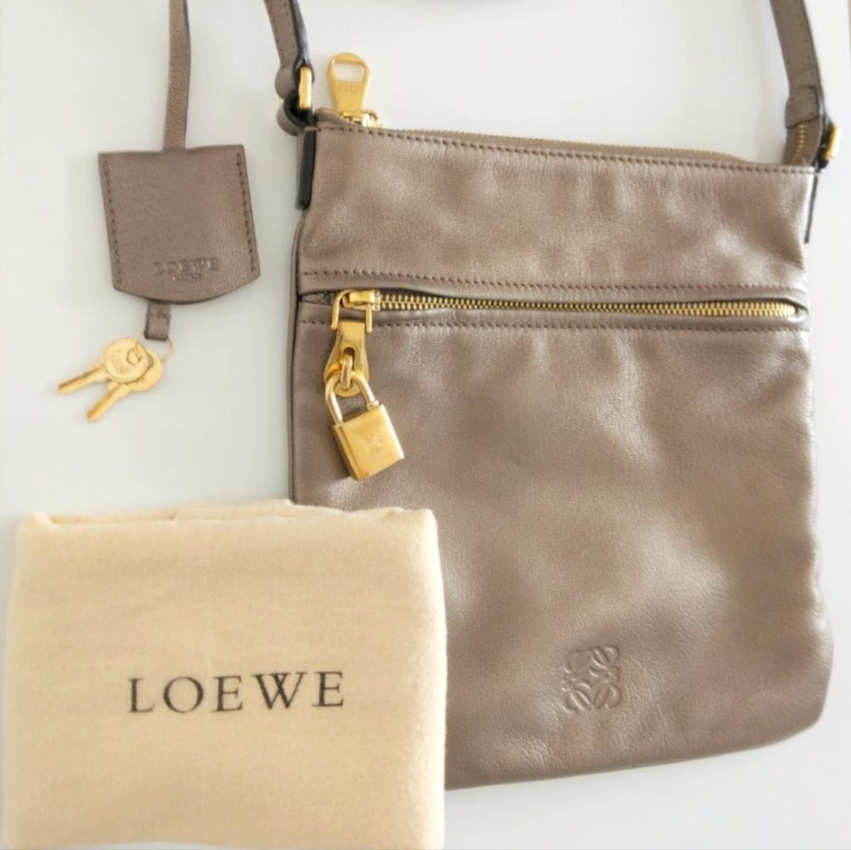 日本全国送料無料商品人気ランキング LOEWE メルカリ - カデナ鍵付き ショルダーバッグ ロエベ バッグ