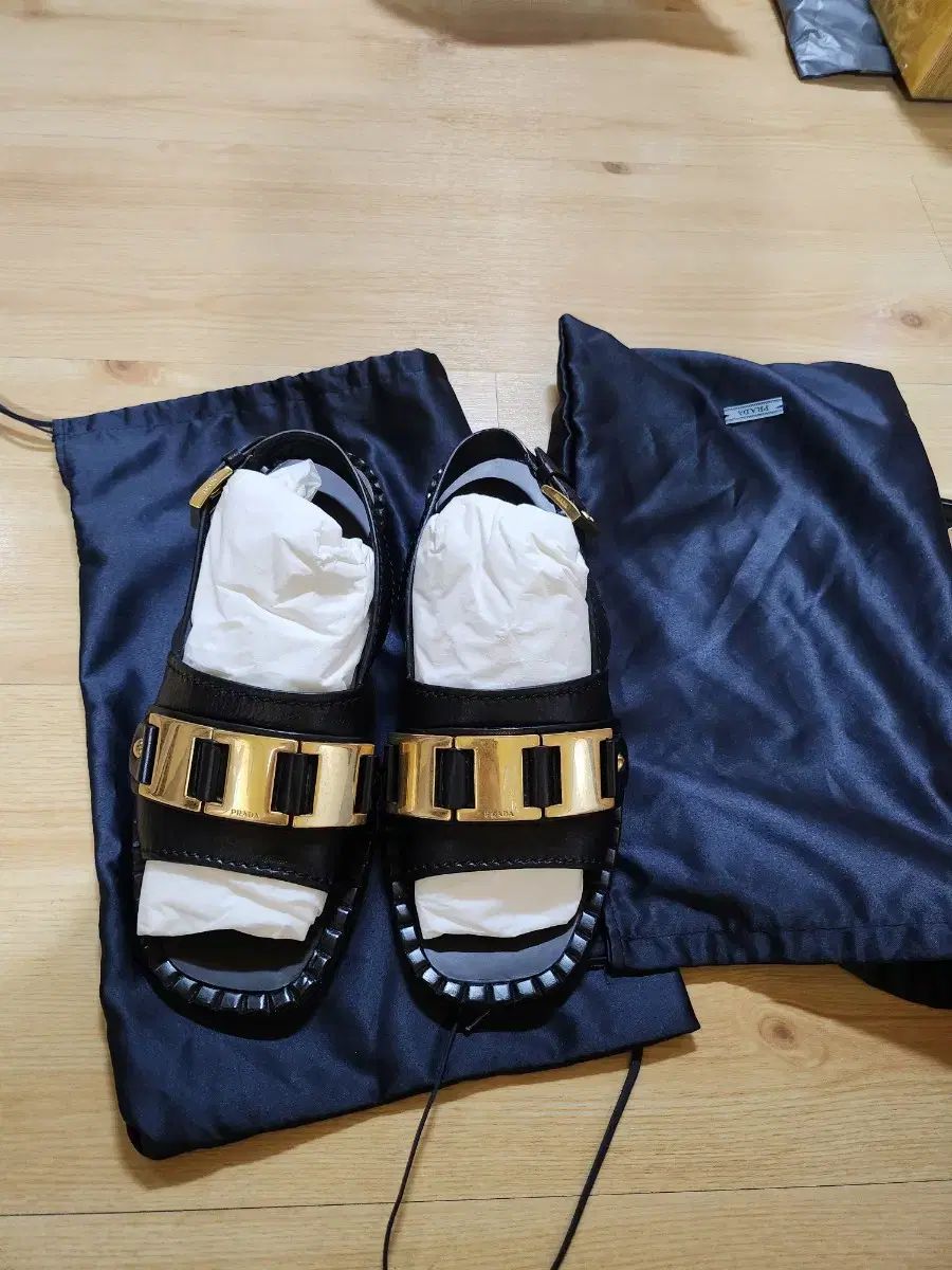 PRADA プラダ ゴールドバックル サンダル