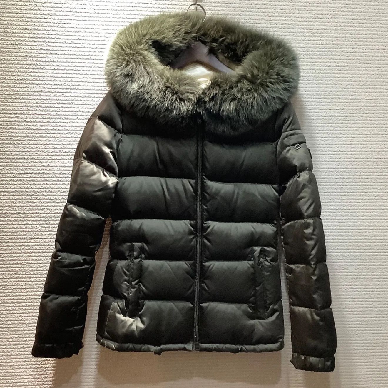 プラダ PRADA トライアングルロゴ フォックスファー ダウンジャケット 