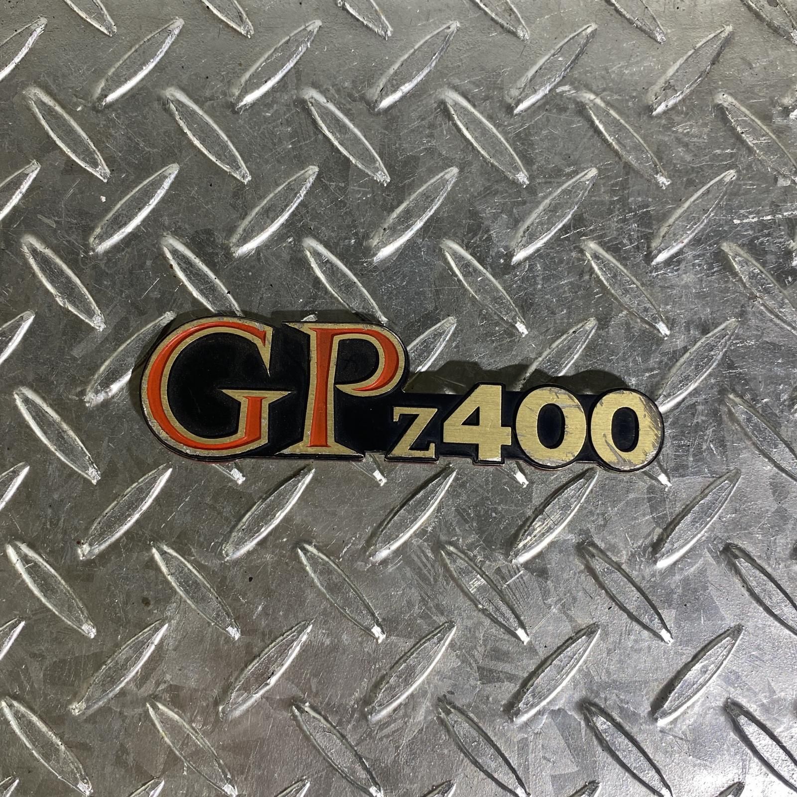 KAWASAKI GPZ400 サイドカバーエンブレム 片側 カワサキ - メルカリ