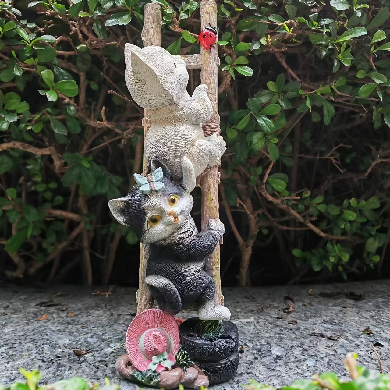 置物 オブジェ ガーデンオーナメント はしごを登っている3匹の猫 子猫 