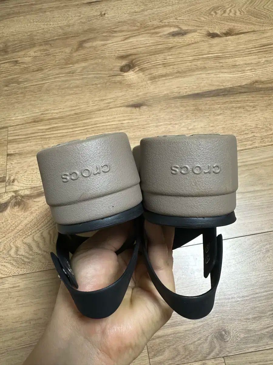 crocs