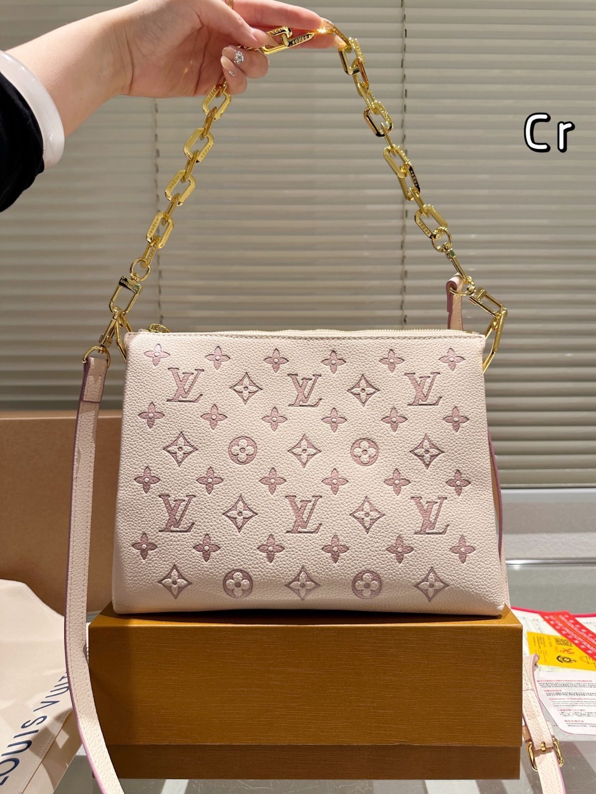 【高級感◎手触りふわふわ】Louis Vuitton × クッサン MM ルイ・ヴィトン“クッション”着想バッグ「クッサン」新作、虹色に