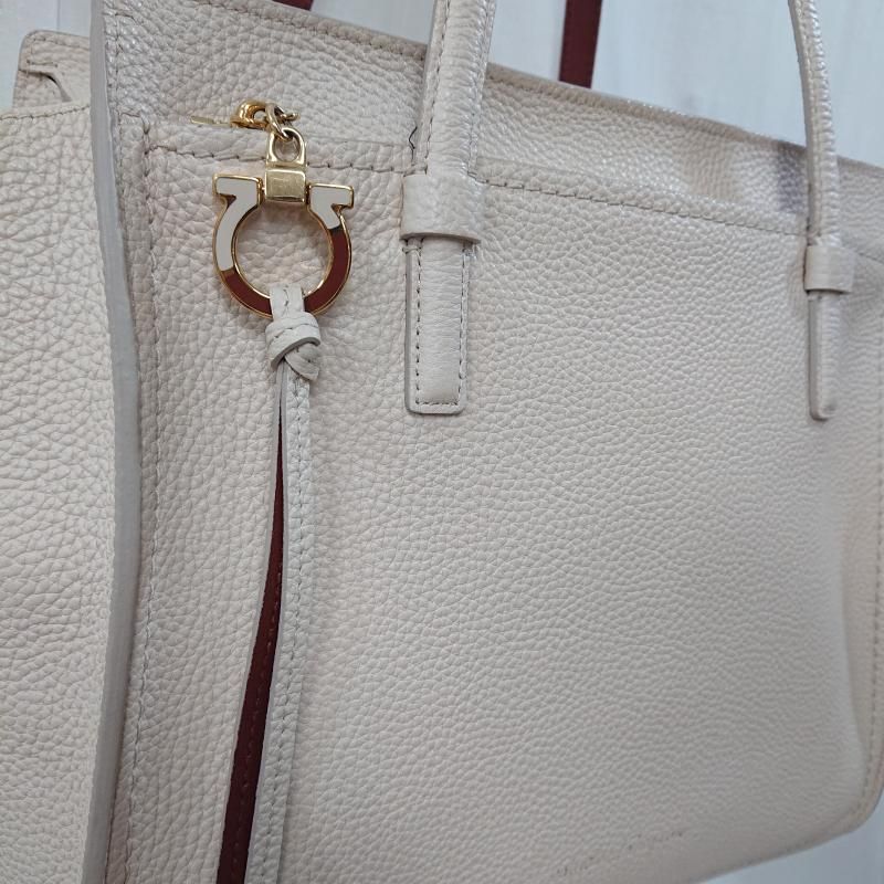 フェラガモ　Salvatore Ferragamoガンチーニトートバッグエイミー FERRAGAMO フェラガモ エイミー ガンチーニ トートバッグ レザー
