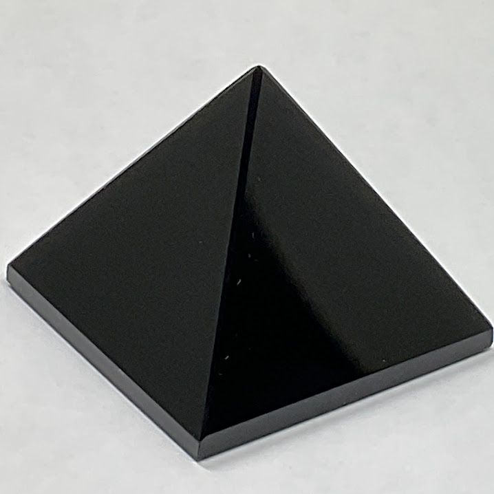 【中古】オニキスピラミッド　黒曜石　天然石　4センチ角　パワーストーン　※底部にキズアリ