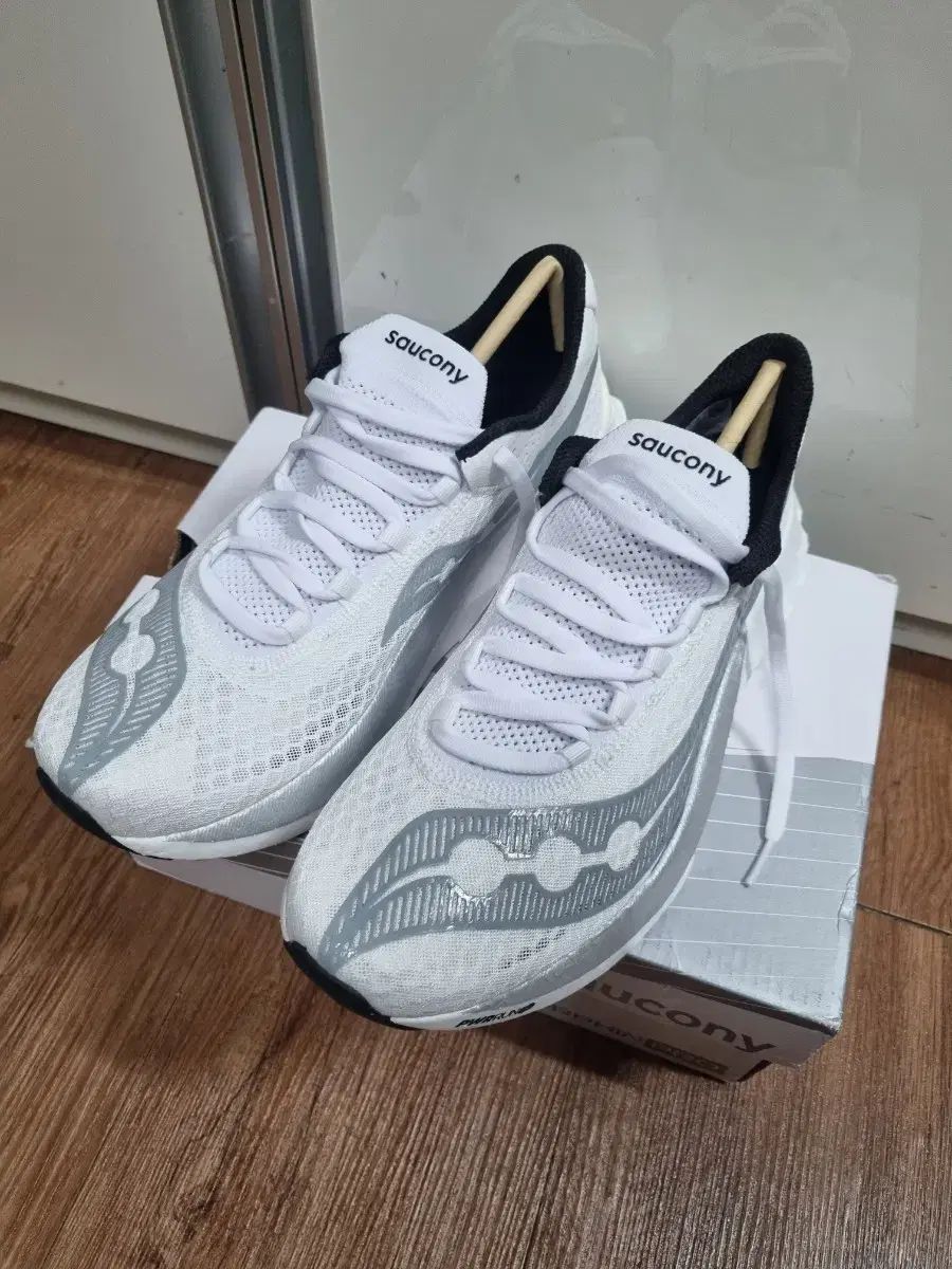 サッカニー エンドルフィン プロ4 ホワイトシルバー 265