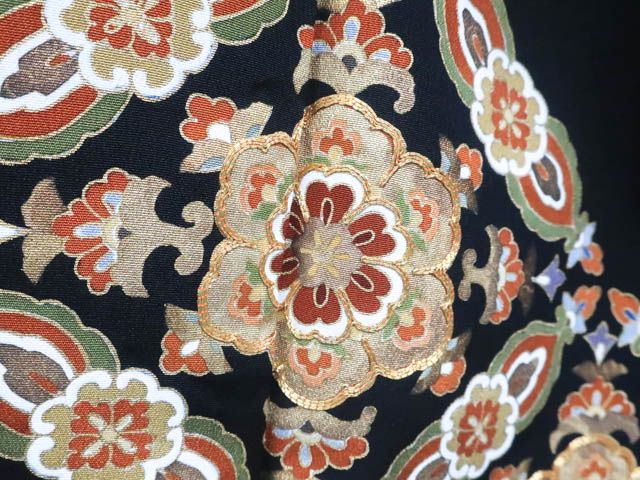 一輝堂】【着物】黒留袖 五つ紋 金駒刺繍 華文 しつけ付き 比翼 一輝堂】【着物】黒留袖 五つ紋 金駒刺繍 華文 しつけ付き 比翼