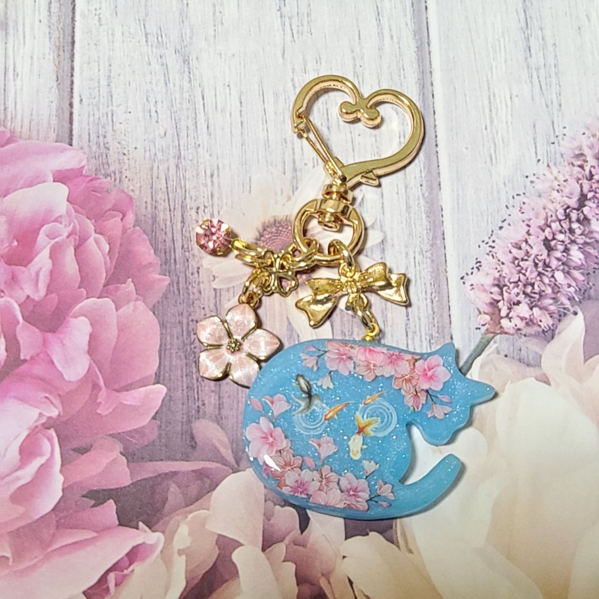 丸まって眠るブルー色ねこちゃんと金魚のキーホルダー