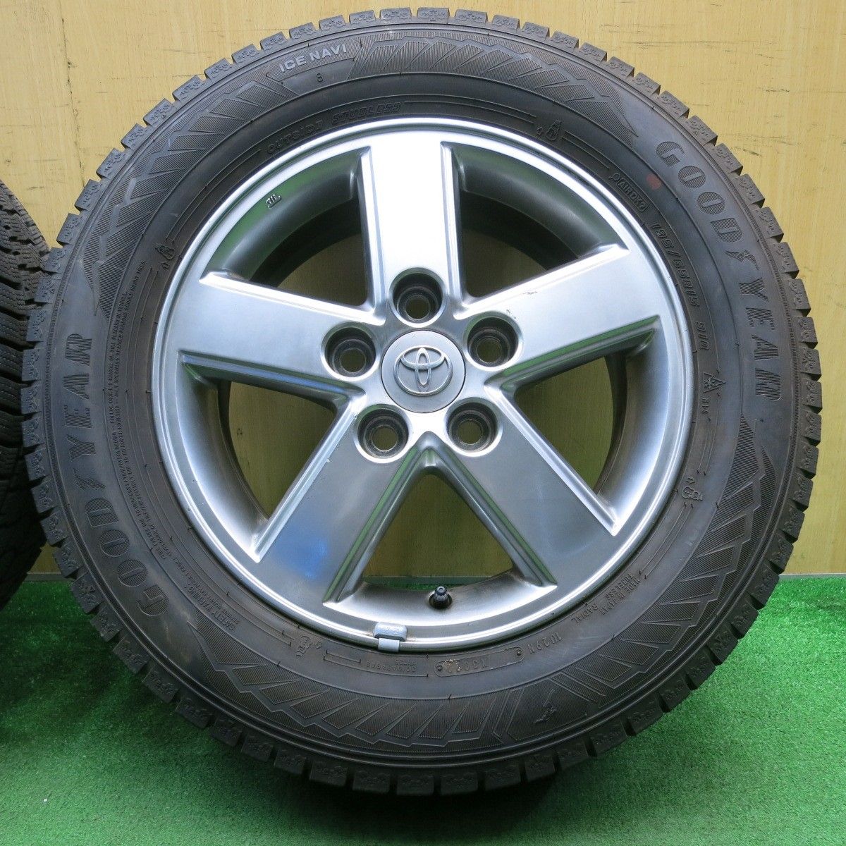 バリ溝！22年！8.5分☆トヨタ 60系 ノア ヴォクシー 純正 195/65R15