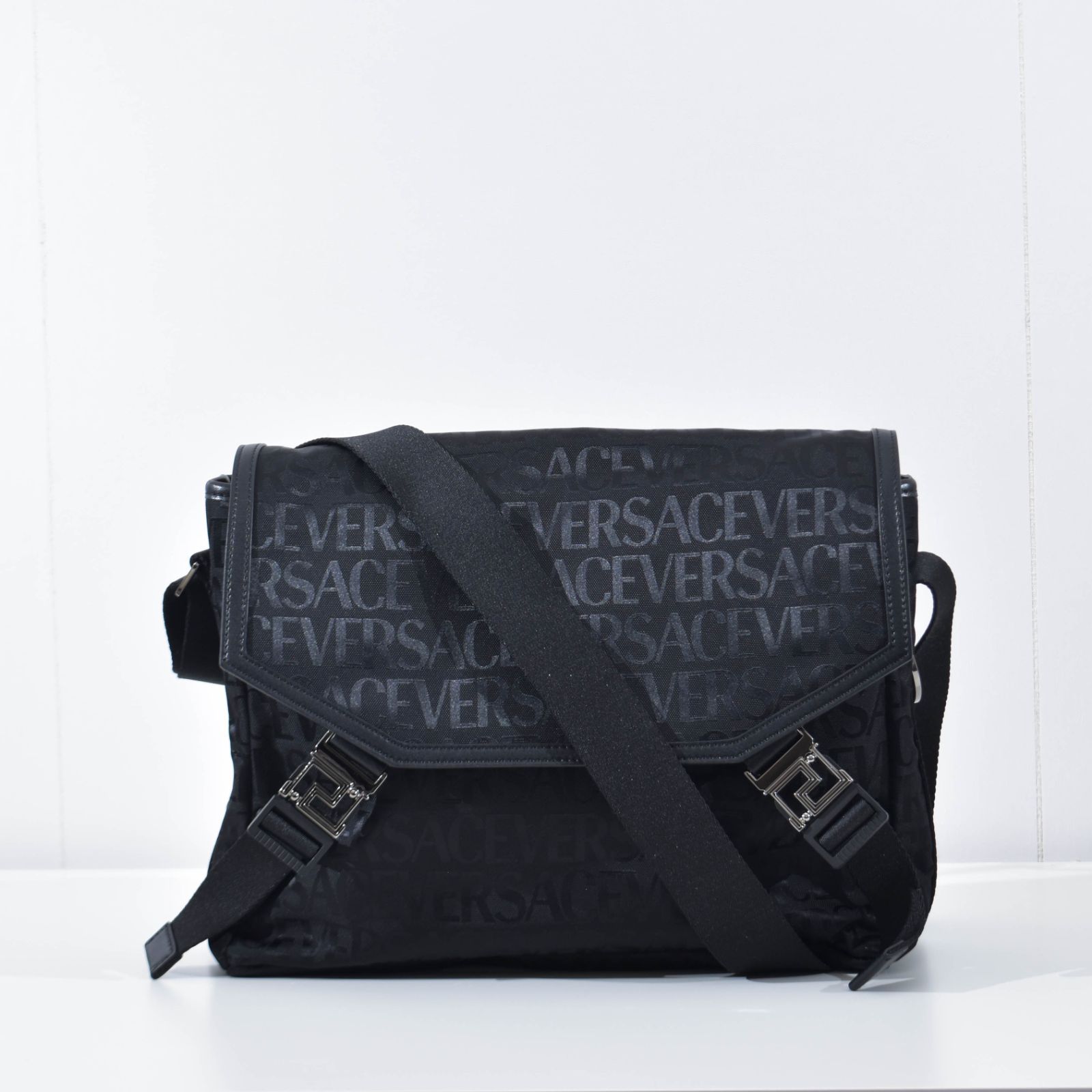 versace メッセンジャーバッグ VERSACE メッセンジャーバッグ オールオーバーロゴ ジャガード