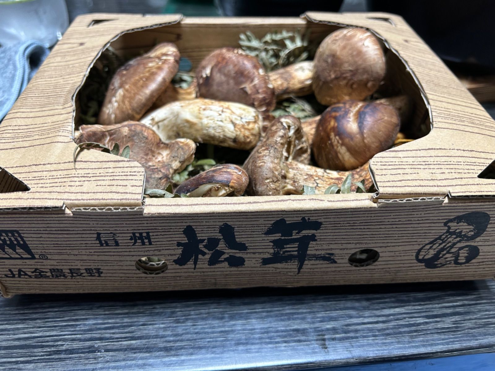 現物一点のみ！掘り出し物！早い者勝ち🙇信州後山産天然松茸！300g〜8本入 - メルカリ