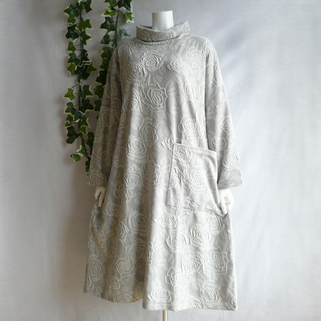 9950 ML 立体薔薇柄 ジャガード ワンピース グレージュ系 オフタートル コクーン ドロップショルダー 上質 レディース