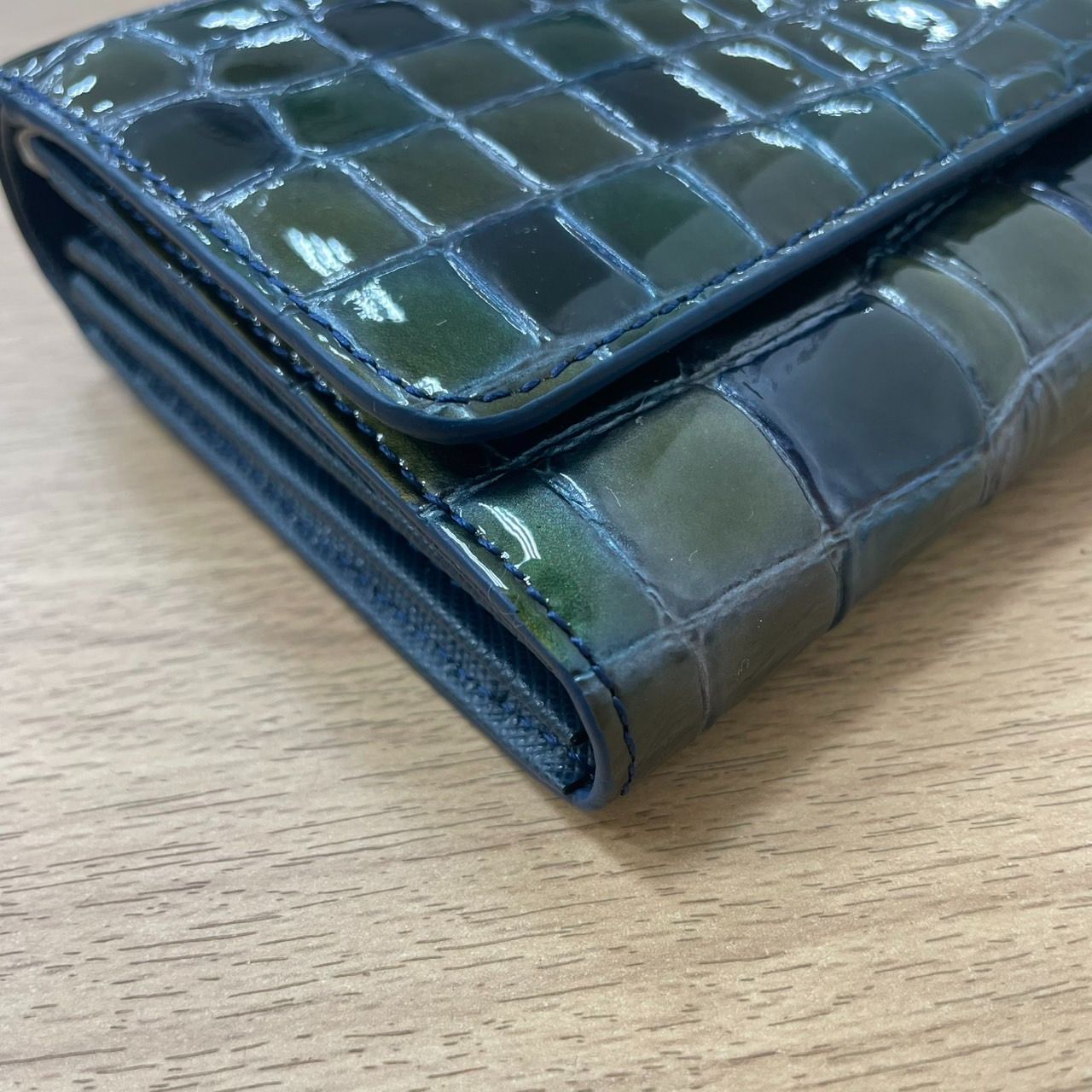 ほぼ未使用 COCCO FIORE 折財布 緑 グリーン クロコ調 MID6925