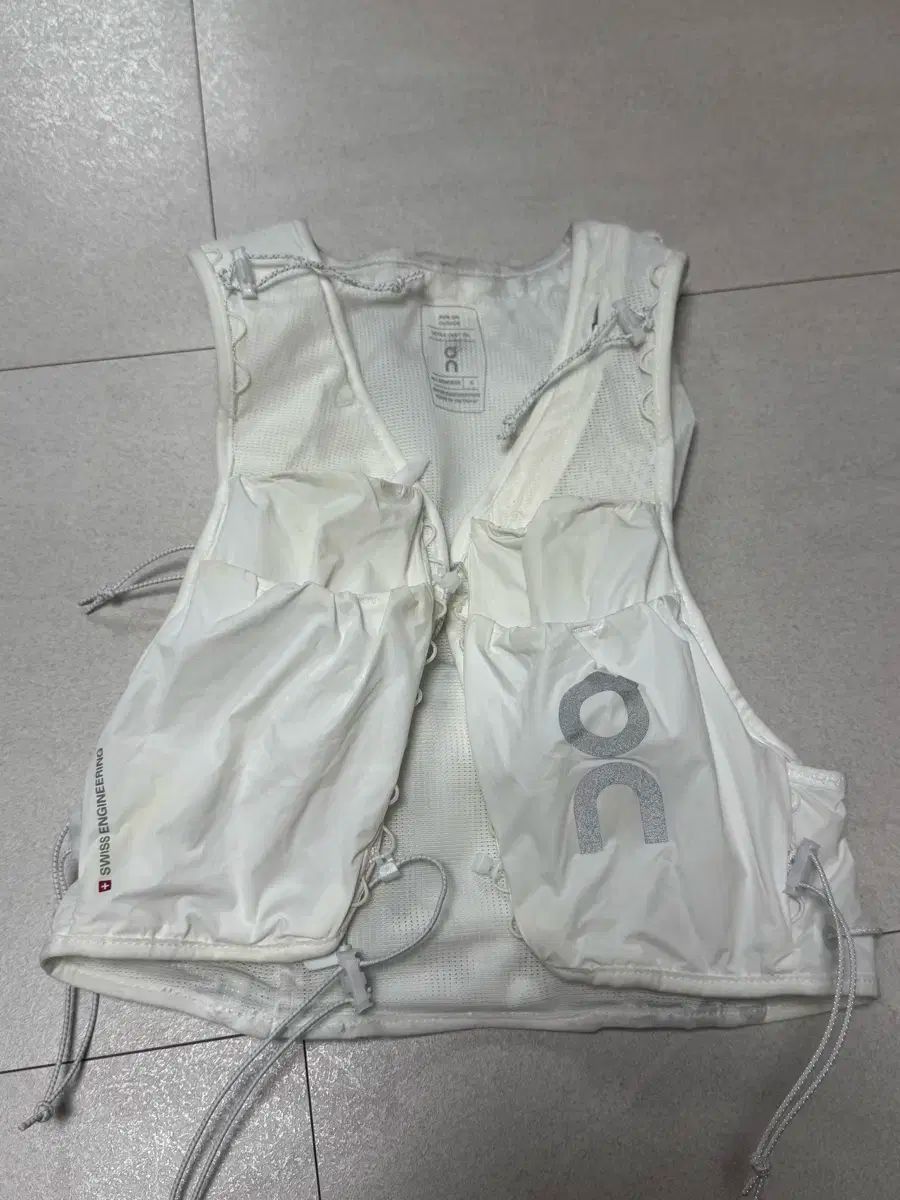 オンランニング ウルトラ ベスト 10L