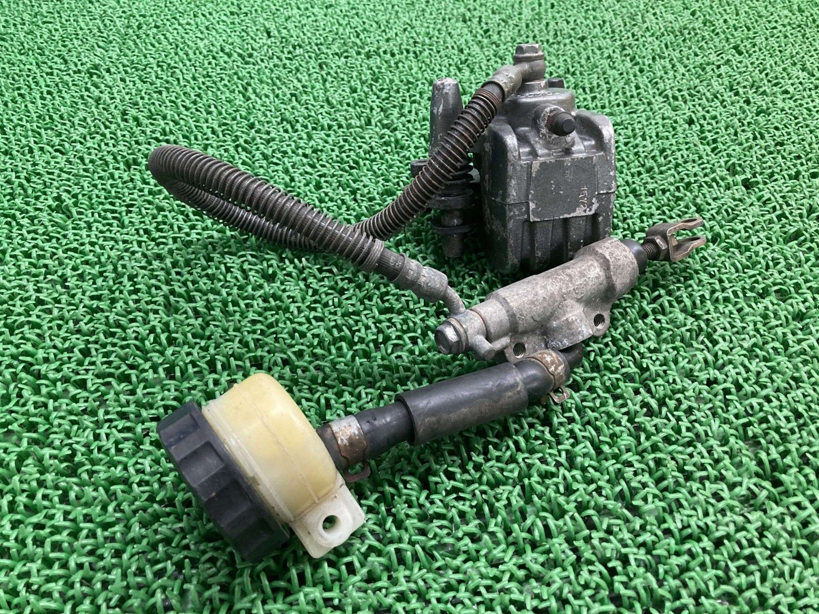 ZRX400 リアブレーキキャリパー 1572 カワサキ 純正 バイク 部品 ZR400E TOKICO リアブレーキマスター 割れ欠け無し 品薄 Qo