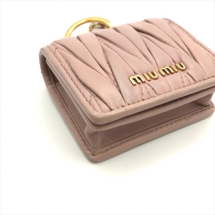 美品 miumiu ミュウミュウ マテラッセ レザー ロゴ金具 AirPods pro ケース キーホルダー キーリング チャーム ピンクベージュ k5272 美品 miumiu ミュウミュウ マテラッセ レザー ロゴ金具 AirPods pro