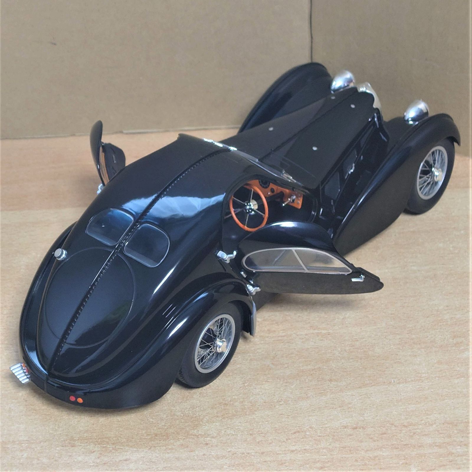 値下げ！　ミニカー『ブガッティ TYPE 57SC ATLANTIC』 美品 新品50947 オートアート 1/43 ブガッティ タイプ57SC