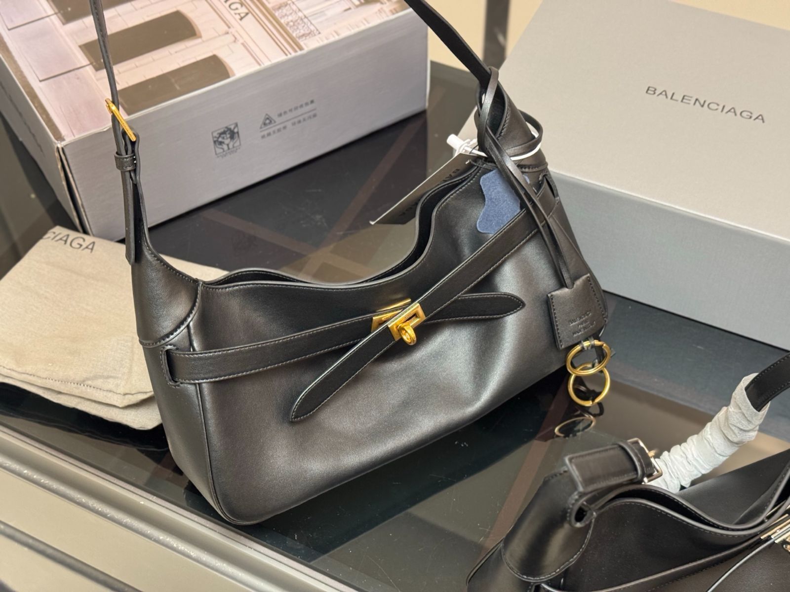 今日 Balenciaga 新横型アンダーアームバッグ 34.16cm ブラック＆ホワイト × 角ボタン五金のレトロな魅力 DECORATOM_COM_BR