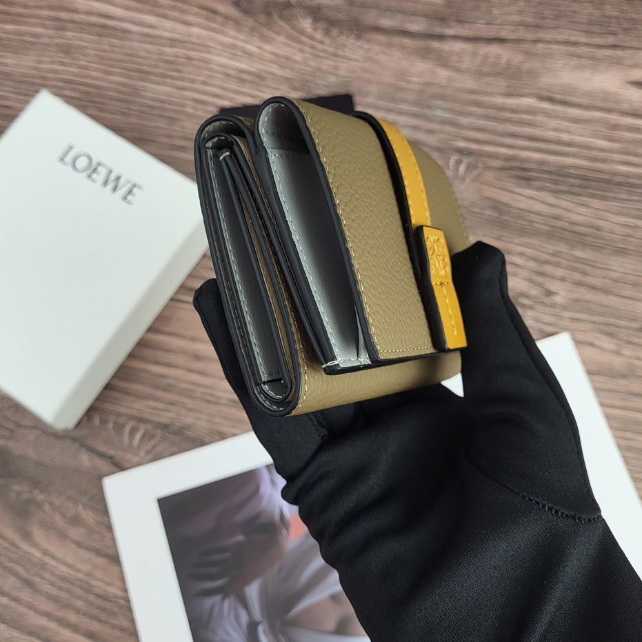 新品未使用】ロエベ（Loewe）三つ折り財布 牛革 カーキ イエロー
