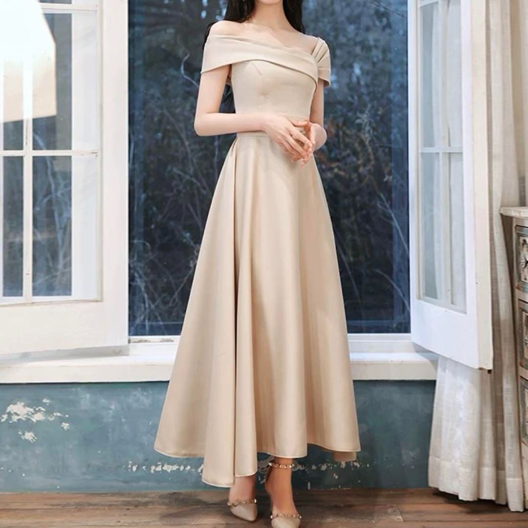 シンプルオシャレなワンショルダーのロングドレス