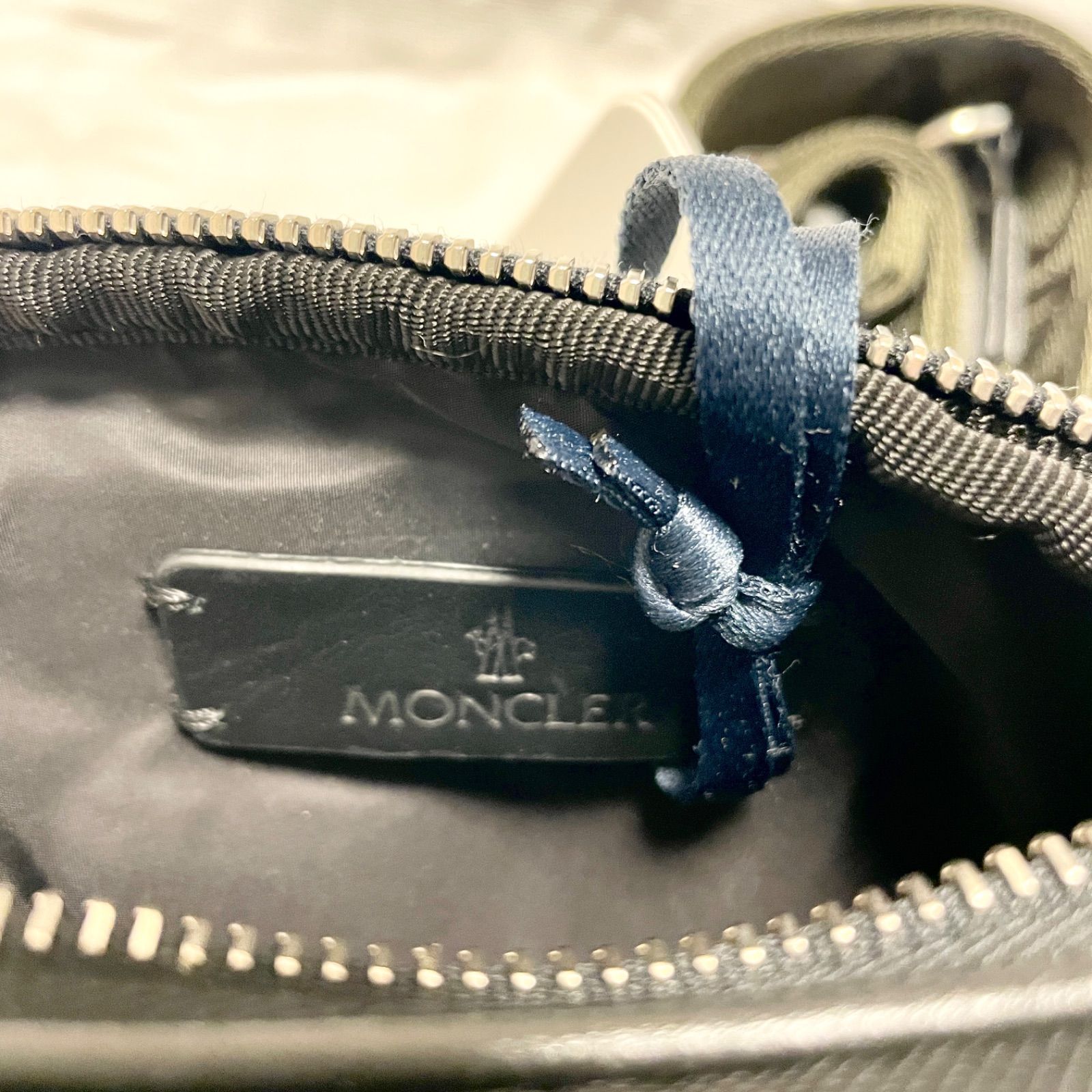 レア？ MONCLER ボディバッグ - バッグ