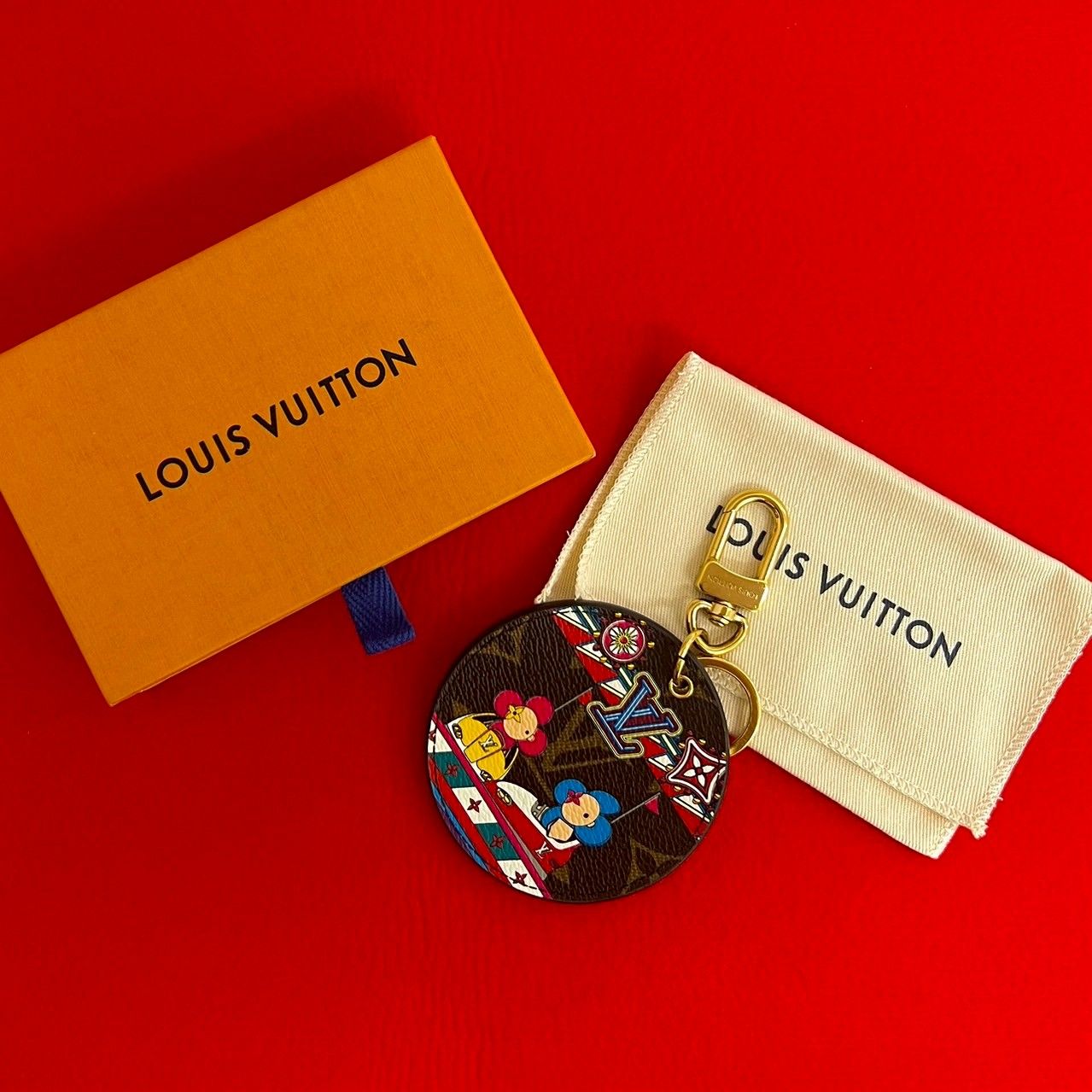 箱 袋付き LOUIS VUITTON ルイヴィトン ポルトクレ イリュストレ モノグラム ヴィヴィエンヌ レザー チャーム ブラウン m995b
