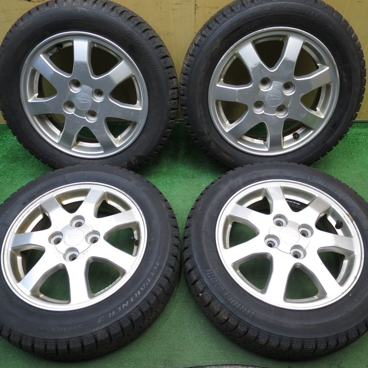 新品バリ溝　ダイハツ純正スタッドレスタイヤ　14インチ 美品バリ溝⁄ダイハツ純正スタッドレス⁄アルミホイール付 バリ溝