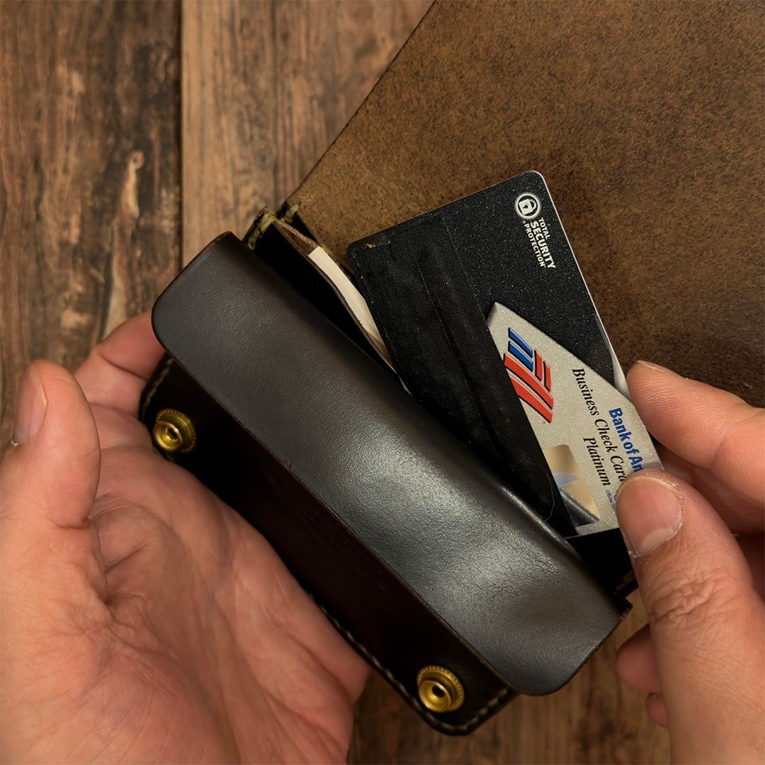 茶芯ブラックのショートトラッカーウォレット｜革の質感を楽しむ