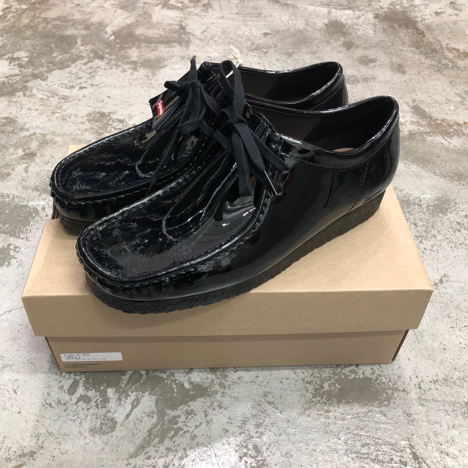 新品 国内正規 Supreme 24SS Clarks Patent Leather Wallabee Black コラボ パテント レザー ワラビー  シューズ シュプリーム クラークス 26.5cm 71234A1 - メルカリ