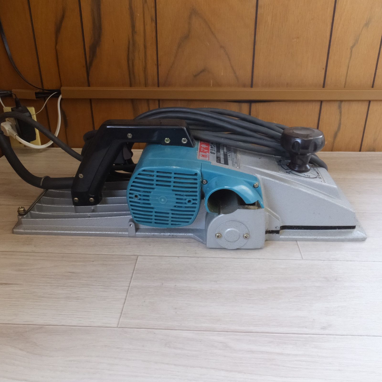 マキタ makita 電気カンナ 1806B 有効切削幅 170mm 100V 12.5A 50-60Hz 1200W 15000 min